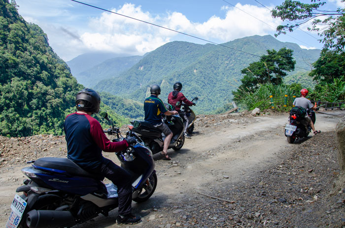 Jízda s kamarády na motorce v džungli, v Taiwanu.
