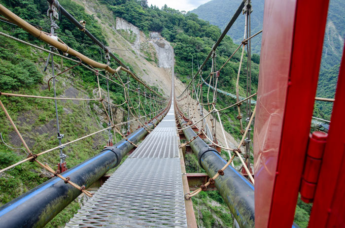 Procházka po "ne zas tak skvělém" houpacím mostě cestou od Taijchungu.