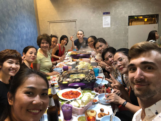20 Vietnamských učitelů jógy, večeřící společně a to zajímavé mořské plody v Thajsku