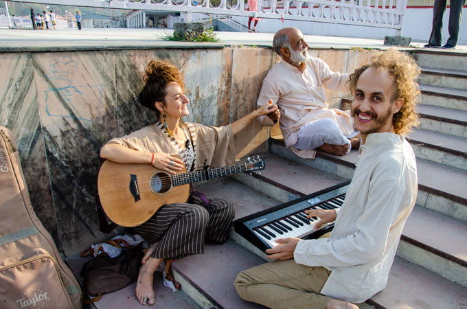 Dva hudebníci na břehu řeky Ganga.