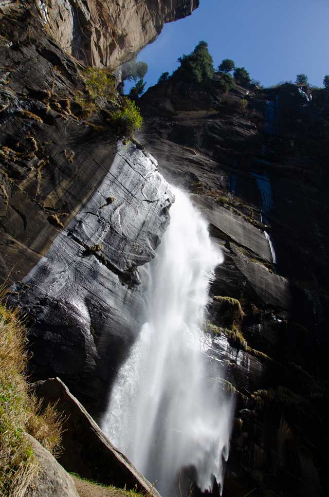 Krásný vodopád s názvem Jogini Falls. Lze spatřit obrovskou masu vody řinoucí se ze skály.